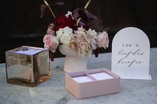 White Acrylic Arch Table Talker - Los 'n Liefdesbriefie